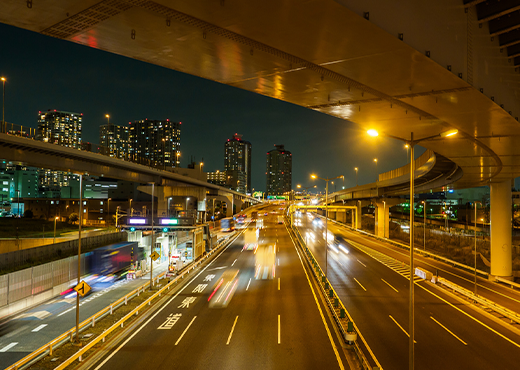 夜の都会と道路
