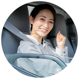 笑顔で車両に乗車する女性